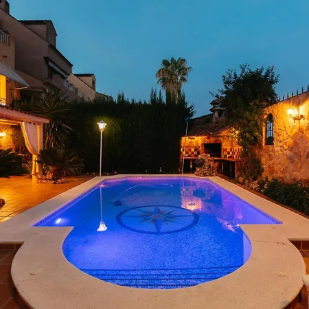 Chalet, Rodeada De Naturaleza Piscina A Doce Klm De Y 7 Del Aeropuerto Holiday home