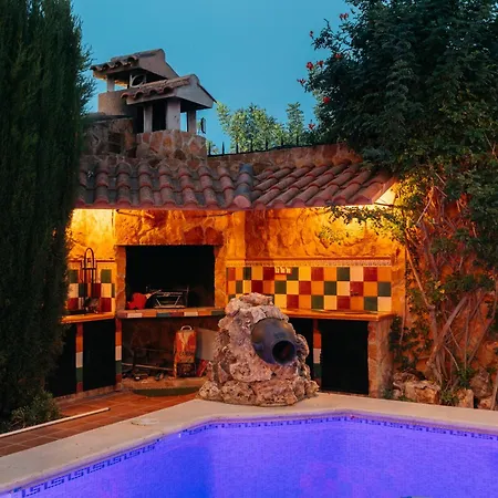 Chalet, Rodeada De Naturaleza Piscina A Doce Klm De Y 7 Del Aeropuerto Holiday home