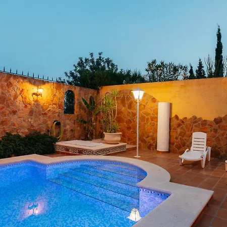 Holiday home Chalet, Rodeada De Naturaleza Piscina A Doce Klm De Y 7 Del Aeropuerto *