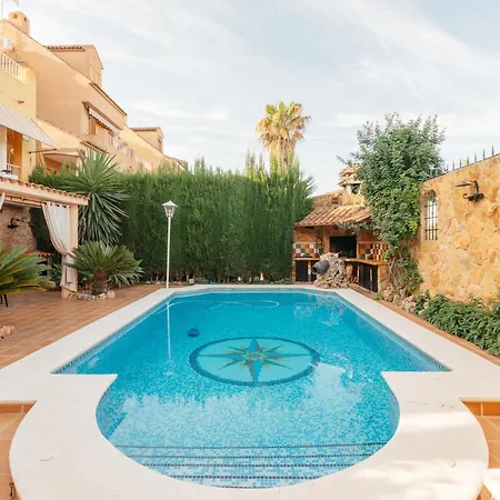 Chalet, Rodeada De Naturaleza Piscina A Doce Klm De Y 7 Del Aeropuerto Holiday home
