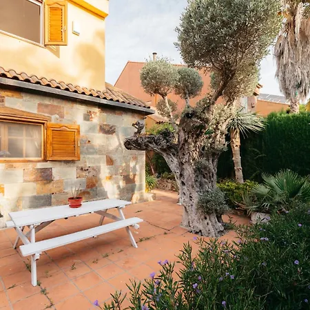 Chalet, Rodeada De Naturaleza Piscina A Doce Klm De Y 7 Del Aeropuerto Holiday home *
