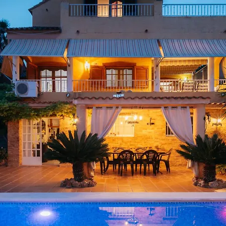 Holiday home Chalet, Rodeada De Naturaleza Piscina A Doce Klm De Y 7 Del Aeropuerto